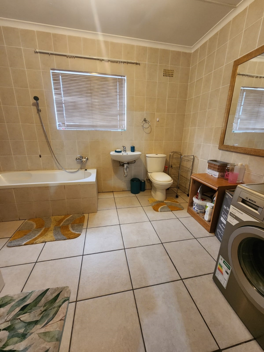 To Let 4 Bedroom Property for Rent in Eikendal Western Cape